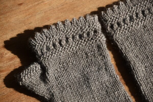 Mitaines taupe merino et soie – Image 2